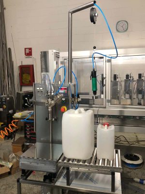 riempitrice a peso con tappatore semiautomatico